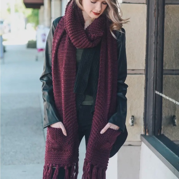 Chunky Oversized Two Pocket Scarf - Picture 4 of 12